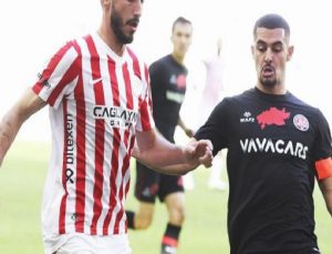 10 kişilik Antalyaspor, Fatih Karagümrük’e boyun eğmedi