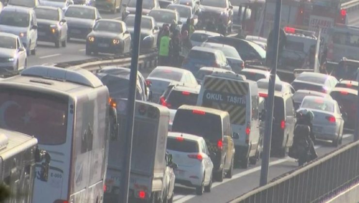 15 Temmuz Şehitler Köprüsü’nde 8 aracın karıştığı zincirleme kaza