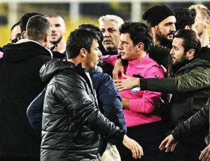 Hakeme taarruz olayıyla ilgili anket! Futbolseverler ne düşünüyor?