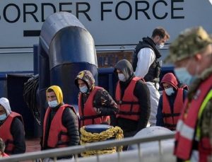 İngiltere’de, mültecileri Ruanda’ya sürme planı onaylandı