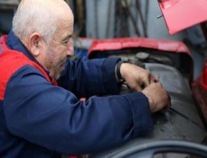 Traktör ustası mesleğini 56 yıldır titizlikle yapıyor