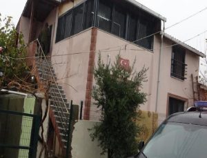 Köpeğe taş atan arkadaşlarını silahla öldürdüler