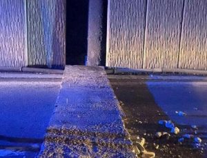 Bağcılar’da yola düşen beton modülü iki arabaya ziyan verdi