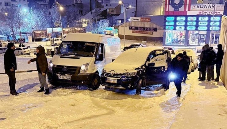 Erzurum’da kar yağışı tesirini gösterdi! Zincirleme kaza: 8 araç hasar aldı