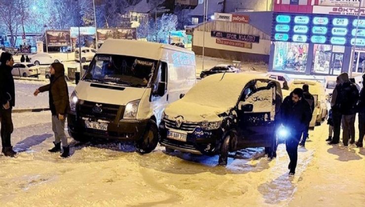 Erzurum’da kar yağışının tesirini gösterdi! Zincirleme kaza: 8 araç hasar aldı