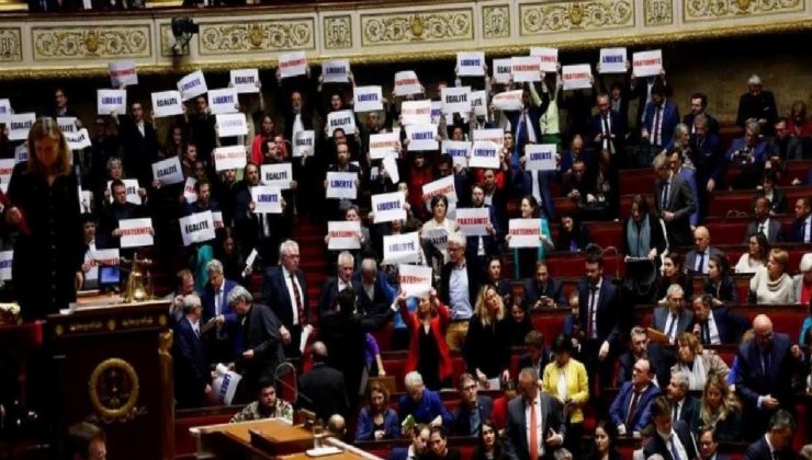Fransa Parlamentosu, tartışmalı göç yasasını kabul etti