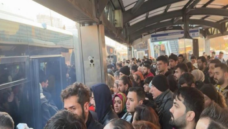 İstanbul’da tekerleklerinden dumanlar çıkan metrobüsün yolcuları tahliye edildi