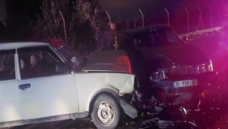 İzmir’de iki araç baş başa çarpıştı!