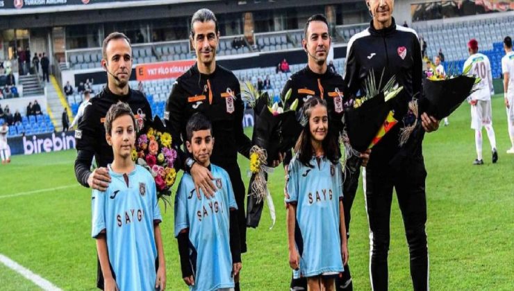 Maç öncesi çocuklardan hakemlere çiçek takdimi