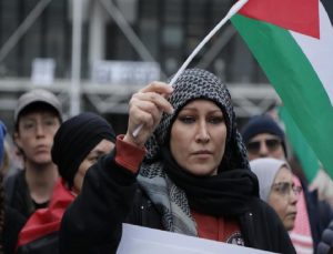 Paris’te Noel tatiline karşın Filistin’e takviye gösterisi düzenlendi