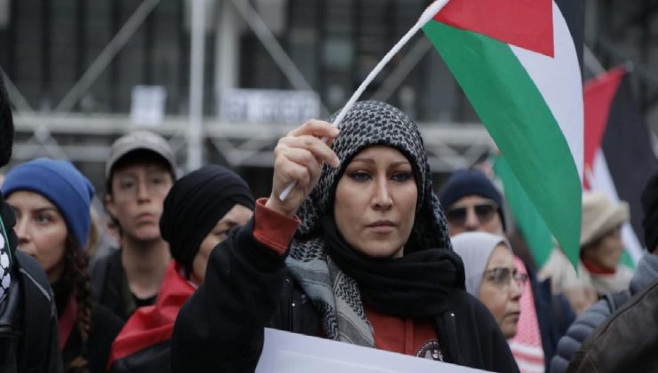 Paris’te Noel tatiline karşın Filistin’e takviye gösterisi düzenlendi