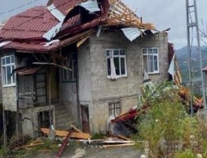 Rize’deki fırtınada 82 çatı uçtu , 13 araç hasar gördü