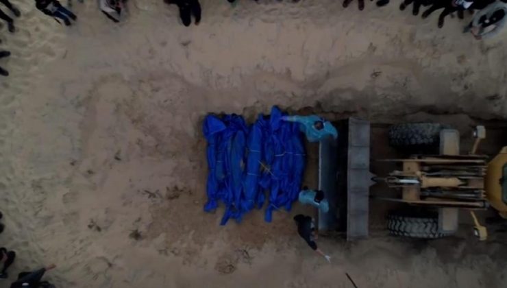 Şehit olan Filistin’lileri toplu mezarlığa gömdüler
