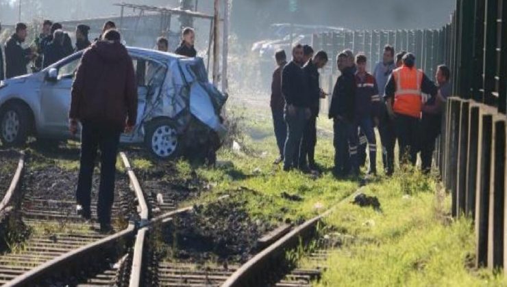 Tren arabaya çarptı; 1’i çocuk 3 yaralı